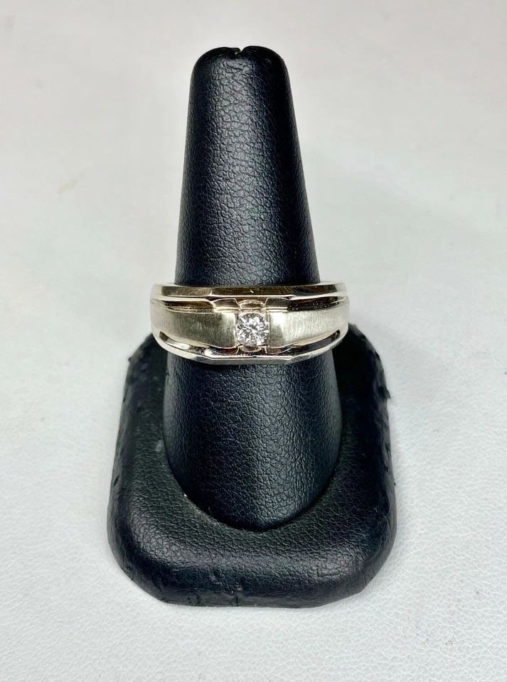 MEN'S 14K WHITE GOLD RING WITH SINGLE 0.20CT NATURAL DIAMOND (SIZE 10) 8.7 GRAMS: MEN'S 14K WHITE GOLD RING WITH SINGLE 0.20CT ROUND DIAMOND Men's 14k White Gold Ring with 0.20ct Diamond You are bidding on a pre-owned Men's 14k White Gold Ring with 0.20ct Diamond. The ring has mino