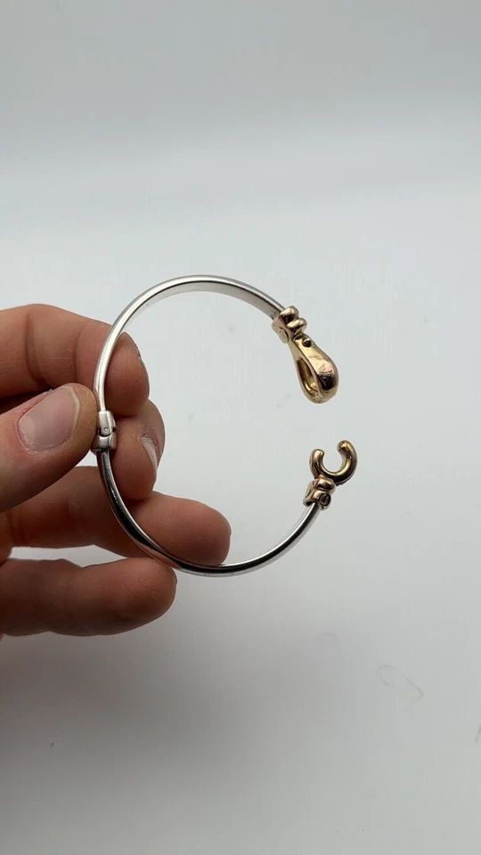 925 SILVER, 14K GOLD, BANGLE BRACELET, 0.06CTS DIAMONDS ( 7 INCH ) 30.7 GRAMS: 925 STERLING SILVER 14K YELLOW GOLD BANGLE BRACELET WITH 0.6CTS OF DIAMONDS 925 Sterling Silver 14k Yellow Gold Bangle Bracelet with 0.6cts of Diamonds Condition: Used, has marks and scuffs, has been 