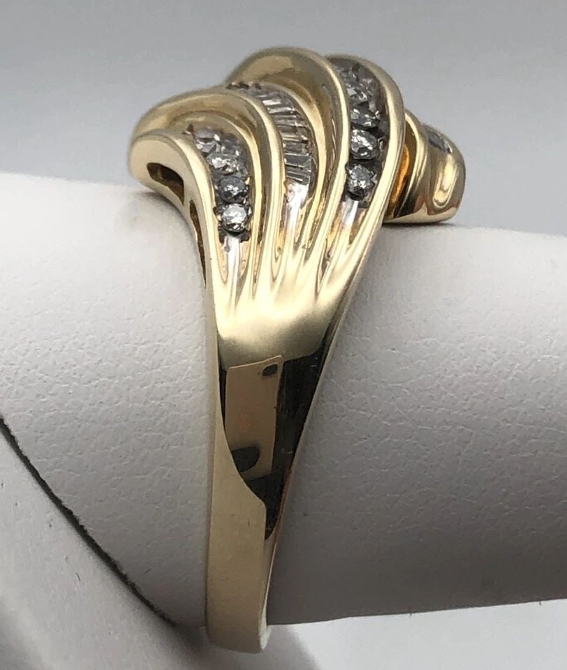10K GOLD RING WITH 0.75CTW NATURAL DIAMONDS (SIZE: 10.75) 8.7 GRAMS: 10K YELLOW GOLD RING WITH 0.75CTS ROUND AND BAGUETTE CUT DIAMONDS SIZE: 10.75 10k Yellow Gold Ring with 0.75cts round and baguette cut Diamonds Condition: Display model, No tags box or papers Material