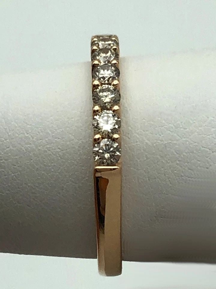 LEVIAN 14K ROSE GOLD RING/BAND WITH 0.75CTS OF DIAMONDS ( SIZE: 10 ) 3.6G: LEVIAN 14K ROSE GOLD RING / BAND WITH 0.75CTS OF DIAMONDS SIZE: 10 LeVian 14k Rose Gold Ring / Band with 0.75cts of Diamonds Condition: Used Material: 14k Rose Gold Ring Size: 10 Weight: 3.6 grams Top