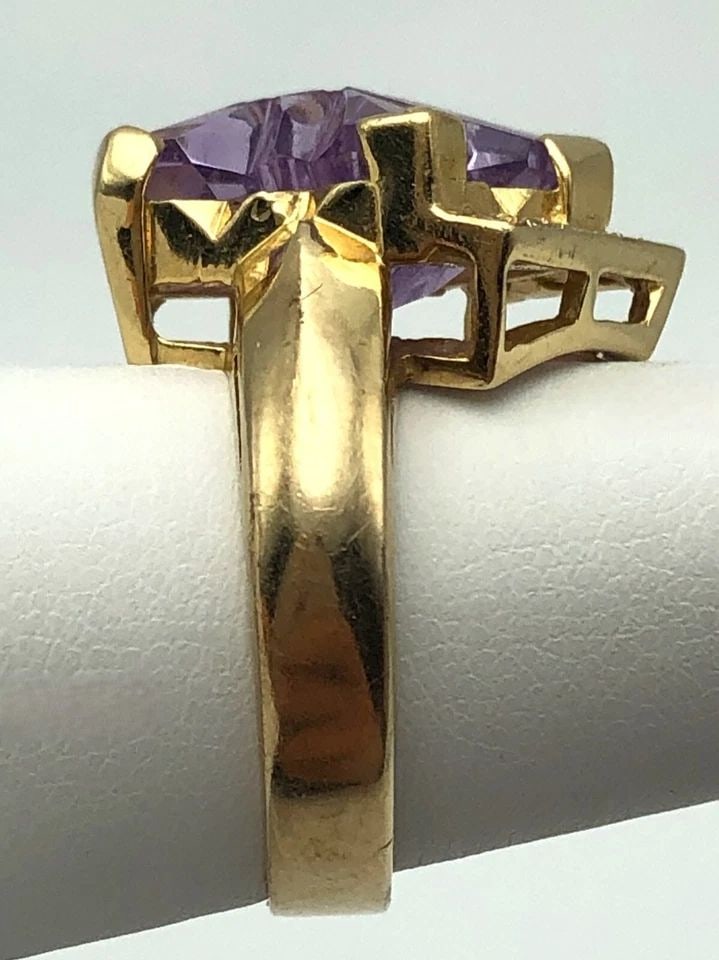 14K GOLD RING SET CUSTOM CUT AMETHYST 0.15CTS OF DIAMONDS (SIZE: 7.5) 8.2 GRAMS: 14K GOLD RING SET WITH CUSTOM CUT AMETHYST AND 0.15CTS OF DIAMONDS SIZE: 7.5 14k Gold Ring set with custom cut Amethyst and 0.15cts of Diamonds Material: Used Ring Size: 7.5 Weight: 8.2 grams Top Widt
