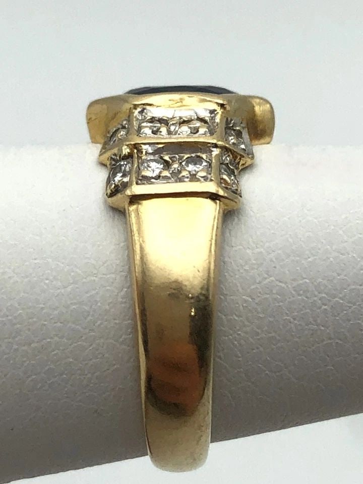 18K GOLD RING, 1.1CT NATURAL SAPPHIRE, 0.16CTS OF DIAMONDS ( SIZE: 5 ) 4.5G: 18K GOLD RING SET WITH OVAL NATURAL SAPPHIRE AND 0.16CTS OF DIAMONDS SIZE: 5 18k Gold Ring set with oval Sapphire and 0.16cts of Diamonds Condition: Used, has marks and scratches Material: 18k Yellow 