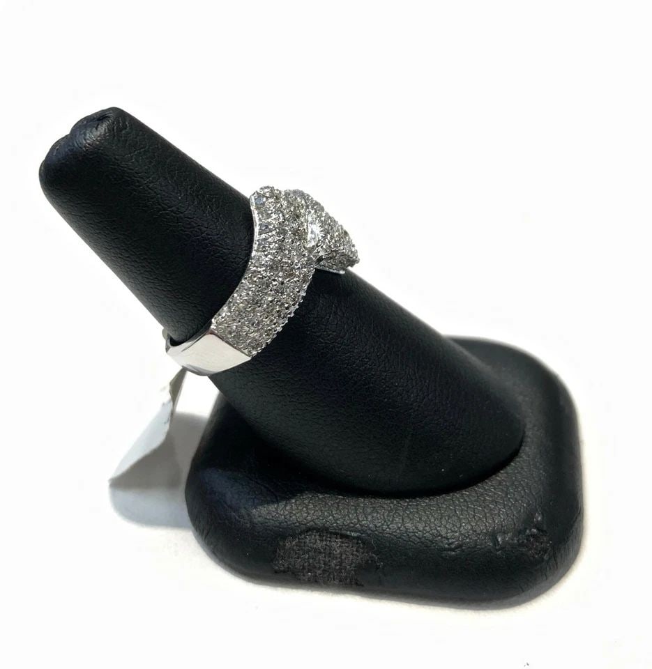 NEW WOMEN'S 14K WHITE GOLD RING WITH 0.95CT DIAMONDS 5.8 GRAMS (SIZE 6.5): WOMEN'S 14K WHITE GOLD RING WITH 0.95CT DIAMONDS NEW Women's 14k White Gold Ring with 0.95ct Diamonds NEW You are bidding on a new with defects Women's 14k White Gold Diamond Ring. The ring has minor 