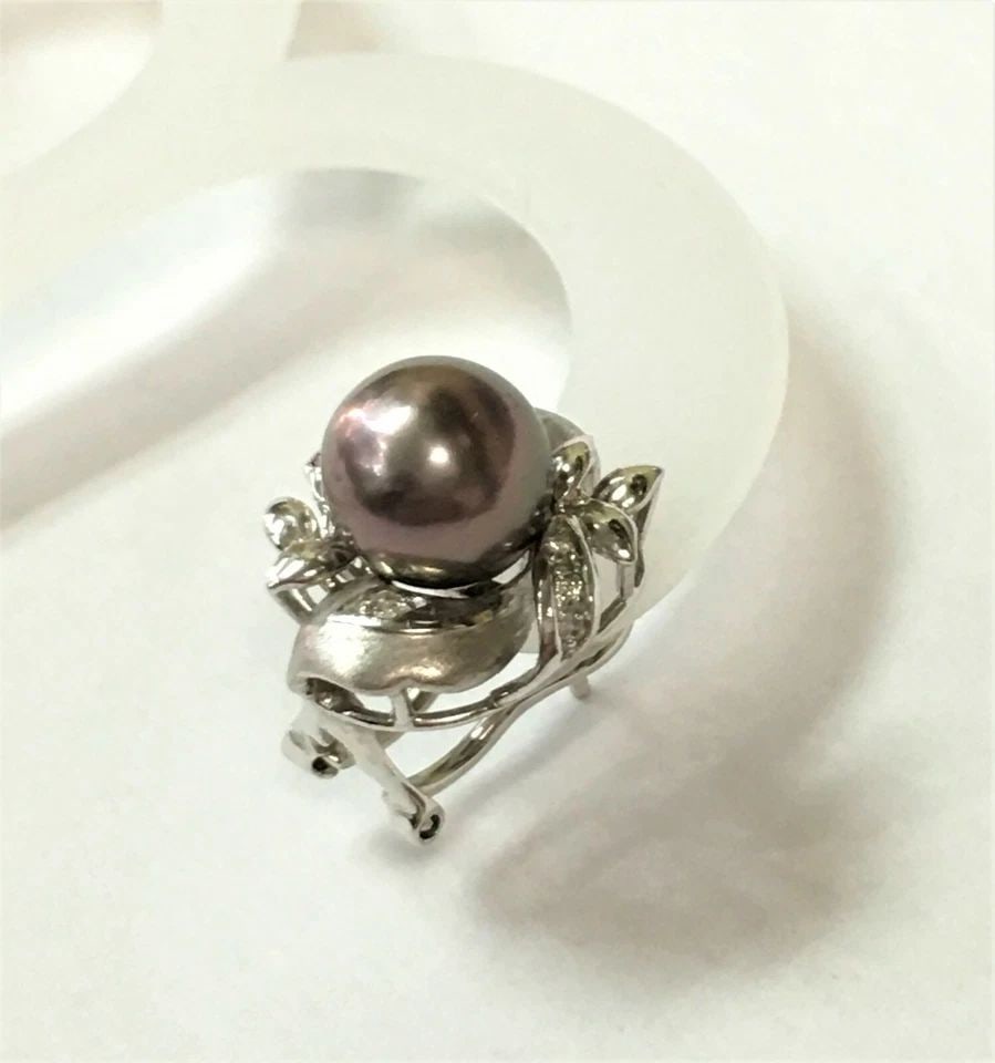 VINTAGE 14K WHITE GOLD EARRINGS WITH TAHITIAN PEARLS AND DIAMONDS W/ OMEGA BACK: VINTAGE 14K WHITE GOLD EARRINGS WITH TAHITIAN PEARLS AND DIAMONDS W/ OMEGA BACK Vintage 14k White Gold Earrings with Tahitian Pearls and Diamonds You are bidding on a pre-owned Vintage 14k White Gold 