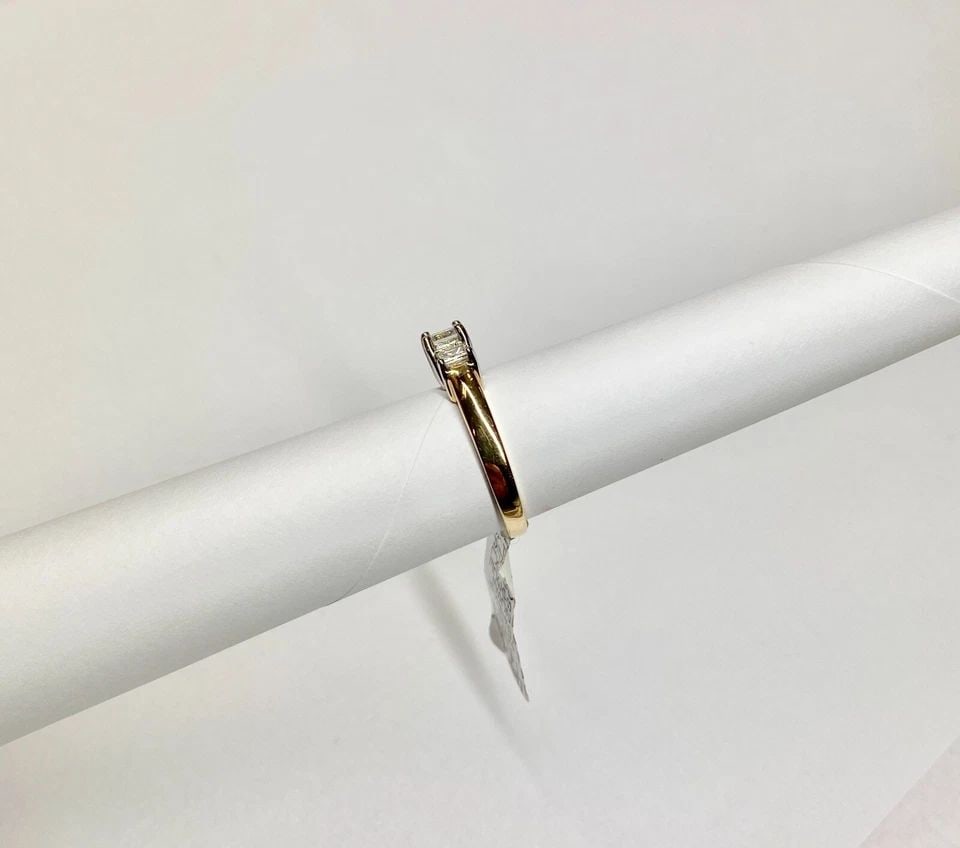 WOMEN'S 14K TWO TONE W/Y 3 STONE RING WITH 1CT PRINCESS CUT DIAMONDS (SIZE 6.5): WOMEN'S 14K TWO TONE W/Y 3 STONE RING WITH 1CT PRINCESS CUT DIAMONDS (SIZE 6.5) Women's 14k Two Tone White/Yellow Three Stone Ring with 1ct Princess Cut Diamonds (Size 6.5) You are bidding on a new wi