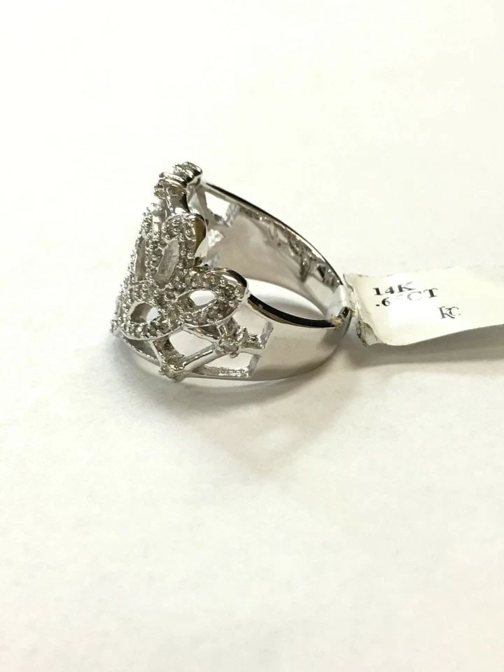 NEW 14K WHITE GOLD RING FLORAL STYLE WITH 0.68CTS OF DIAMONDS SIZE: 7 8.8G: 14K WHITE GOLD RING FLOWER STYLE WITH DIAMONDS (SIZE: 7) 14k White Gold Ring Flower style with Diamonds You are bidding on a 14k White Gold Ring Flower style with Diamonds. The ring is new with tags, 