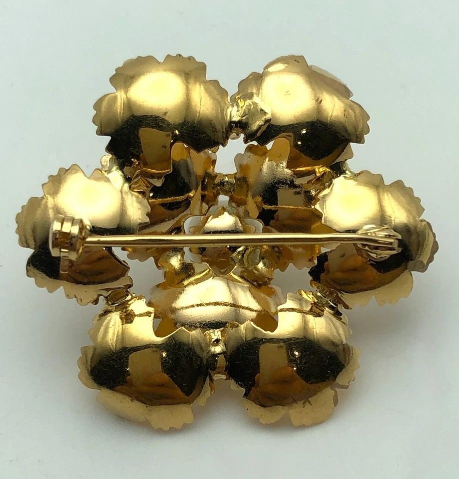 VINTAGE 18K GOLD FLORAL BROOCH / PIN, 7.5MM PEARL, 0.15CTS OF RUBIES 7.5G: 18K YELLOW GOLD FLORAL BROOCH / PIN SET WITH 7.5MM PEARL AND 0.15CTS OF RUBIES 18k Yellow Gold Floral Brooch / Pin set with 7.5mm Pearl and 0.15cts of Rubies Condition: Used Material: 18k Yellow Gold 