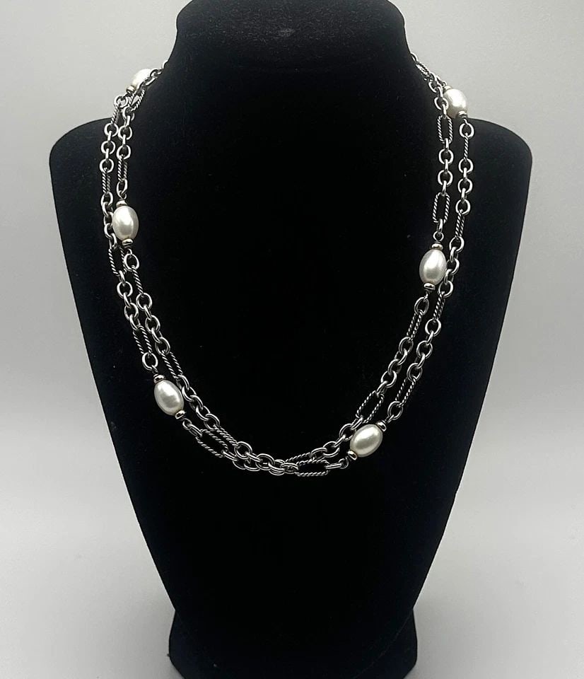 DAVID YURMAN SILVER NECKLACE WITH PEARLS & 18K GOLD ACCENTS ( 36 INCH ) 43.8G: DAVID YURMAN SILVER FIGARO PEARL NECKLACE WITH 18K GOLD 36.75" 43.8G David Yurman Silver Figaro Pearl Necklace with 18k Gold Accents Condition: Used, has been cleaned Material: 925 Sterling Silver, 18
