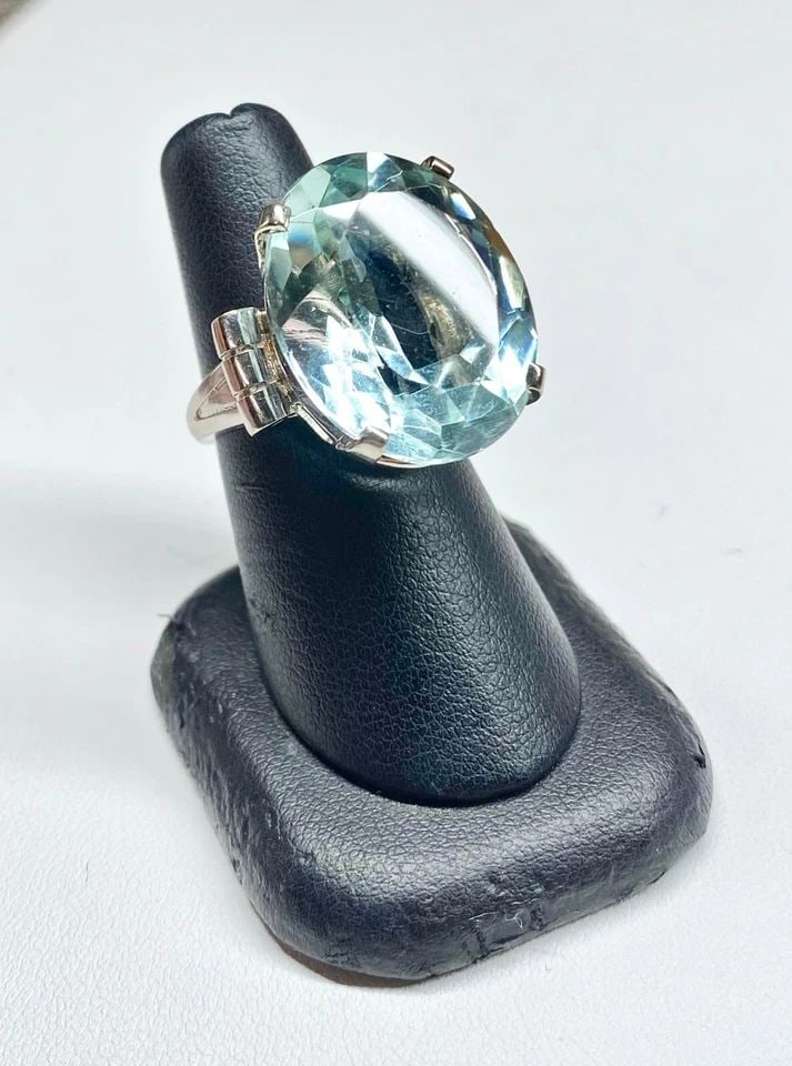 10K WHITE GOLD RING WITH A LIGHT BLUE GLASS OVAL ( SIZE: 6.5 ) 13.6G (1 of 2)