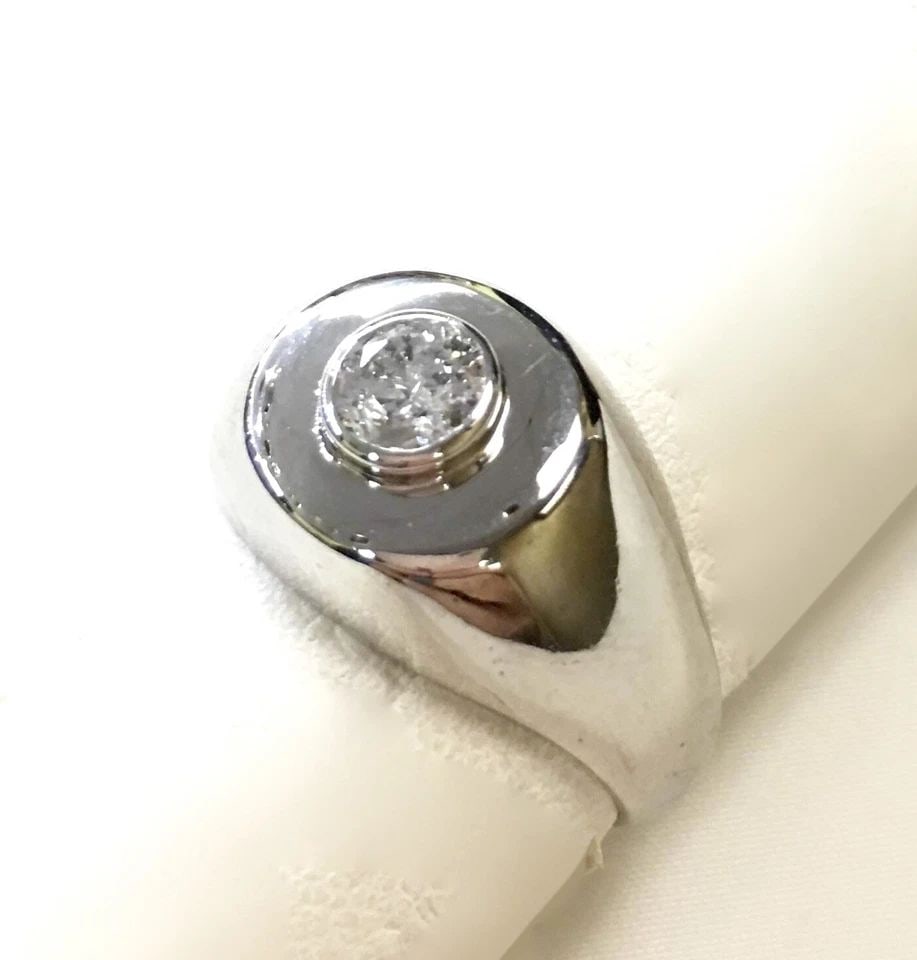 14K WHITE GOLD RING WITH 0.50CT NATURAL DIAMOND 6.4 GRAMS: 14K WHITE GOLD RING WITH 0.50CT DIAMOND 14k White Gold Ring with Diamond size 8 You are bidding on a 14k White Gold Ring with solitaire Diamond. There are few minor scratches on the ring from normal w