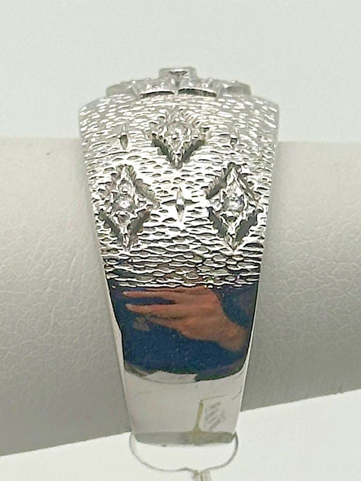 14K WHITE GOLD RING / BAND WITH 0.10CT DIAMONDS, FLORAL CUT STYLE 8.2 GRAMS: 14k White Gold Ring / Band with 0.10CT Diamonds, Floral cut style Condition: Like New, NO box or papers, does come with original tag, has never been owned by anyone Material: 14k White Gold Ring Size:
