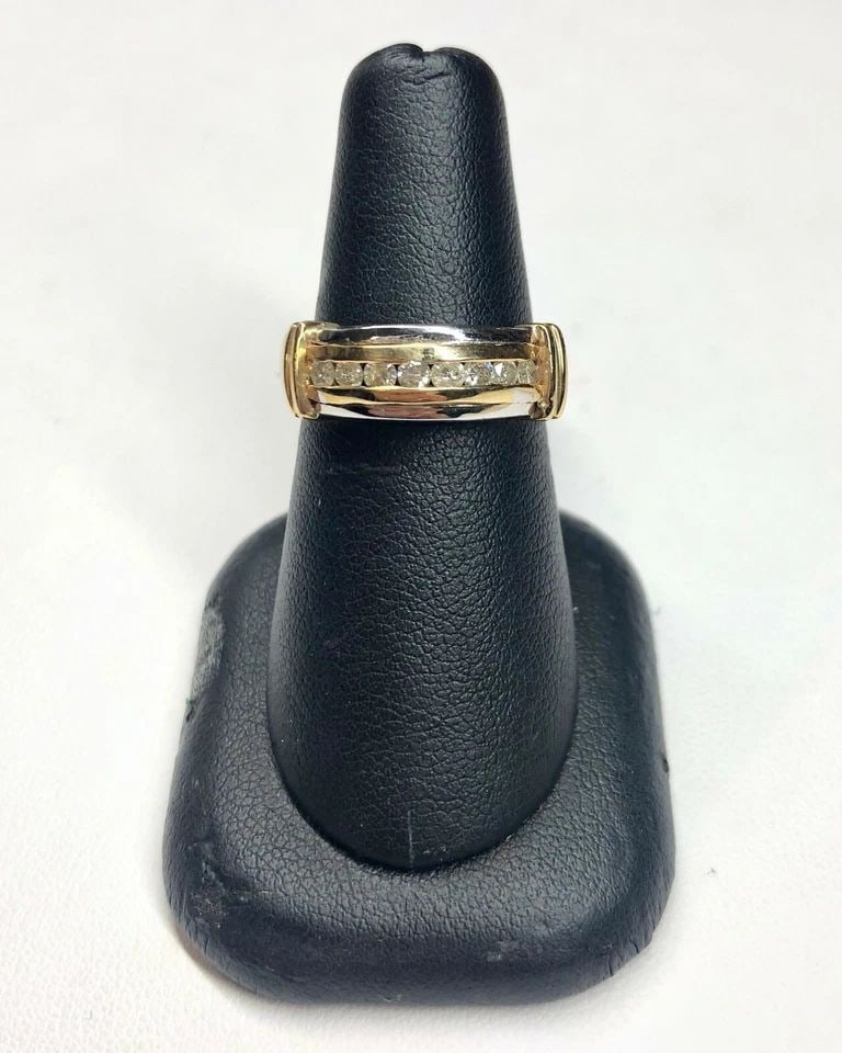 NEW 14K WHITE GOLD RING WITH YELLOW GOLD ACCENTS AND 0.42CTW DIAMONDS 7.8 GRAMS: 14K WHITE GOLD RING WITH YELLOW GOLD ACCENTS AND DIAMONDS NEW 14k White Gold Ring with Yellow Gold Accents and Diamonds NEW You are bidding on a new with defects 14k White Gold Ring with Yellow Gold A