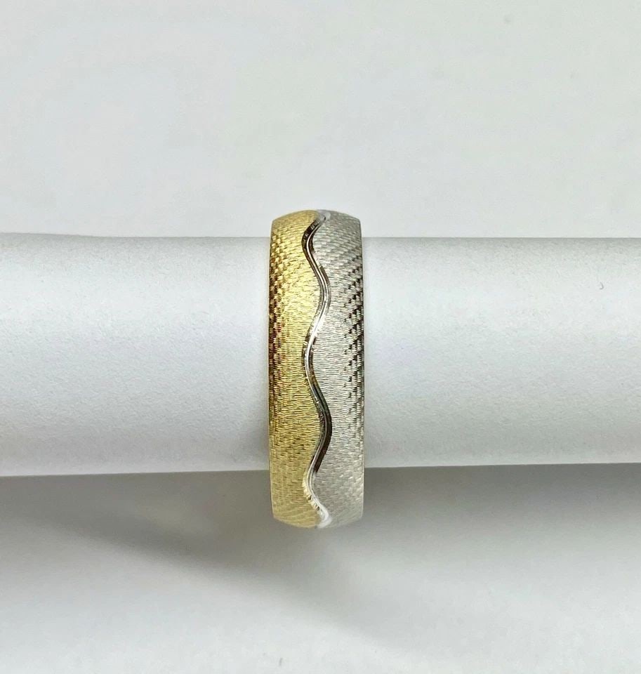 MEN'S 14K TWO- TONED WHITE/YELLOW GOLD BAND 7MM (SIZE 13) 8.6 GRAMS: MEN'S 14K TWO- TONED WHITE/YELLOW GOLD BAND (SIZE 13) Men's 14k Two- Toned White/Yellow Gold Band (Size 13) You are bidding on a pre-owned Men's 14k Two- Toned White/Yellow Gold Band. The ring has min