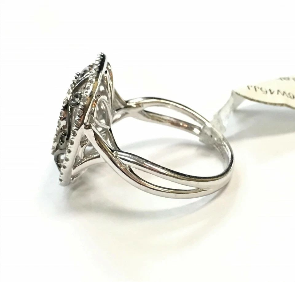 GABRIEL & CO. 14K WHITE GOLD RING WITH 0.67CTS NATURAL DIAMONDS (SIZE: 6.5): GABRIEL & CO. 14K WHITE GOLD RING WITH DIAMONDS (SIZE: 6.5) Gabriel & Co. 14k White Gold Ring with Diamonds You are bidding on a Gabriel & Co. 14k White Gold Ring with Diamonds, Square shaped. The rin