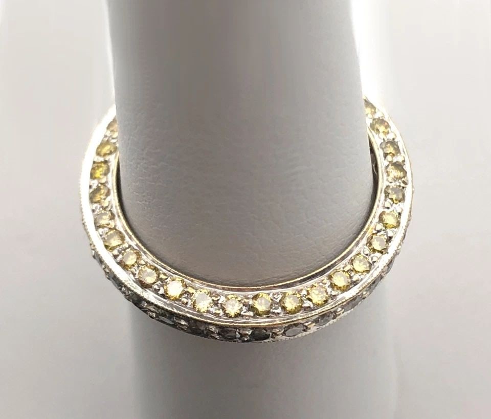 18K WHITE GOLD ETERNITY BAND, 1.32CTS WHITE & YELLOW DIAMONDS ( SIZE: 6.5 ) 3.6G: 18K WHITE GOLD ETERNITY BAND WITH 1.32CTS OF WHITE AND YELLOW DIAMONDS SIZE: 6.5 18k White Gold Eternity Band with 1.32cts of White and Yellow Diamonds You are bidding on a 18k White Gold Eternity Ban