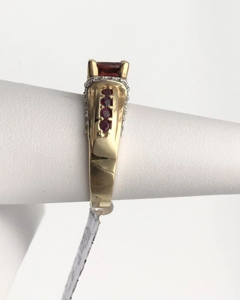 14K GOLD RING SET WITH GARNET, RUBY AND DIAMONDS (SIZE 7.25) 7.9 GRAMS: 14K GOLD RING SET WITH CENTER GARNET, NATURAL RUBY SIDES AND DIAMONDS SZ: 7.25 14k Gold Ring set with center Garnet, natural Ruby sides and Diamonds You are bidding on a 14k Gold Ring set with center 