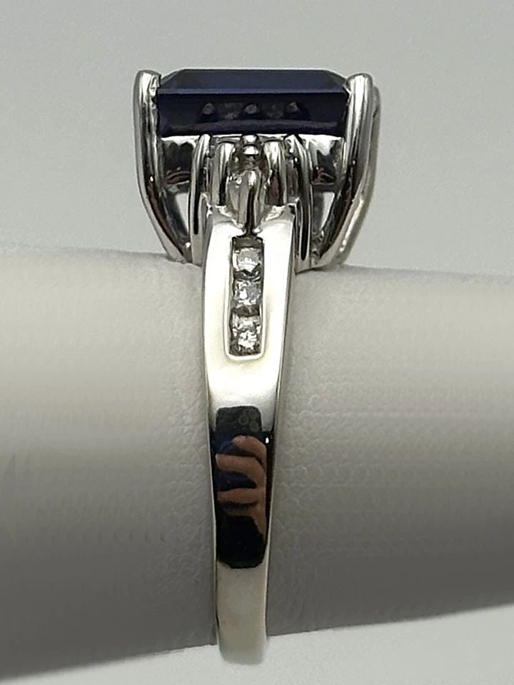 14K WHITE GOLD RING WITH LAB-CREATED SAPPHIRE AND 0.25CTS OF NATURAL DIAMONDS: 14K WHITE GOLD RING WITH LAB-CREATED SAPPHIRE AND 0.25CTS OF NATURAL DIAMONDS 14k White Gold Ring with Lab-Created Sapphire and 0.25cts of Natural Diamonds Condition: Used, has been cleaned Material: 
