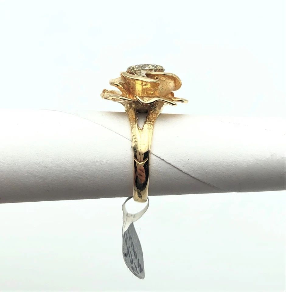 14K YELLOW GOLD ROSE STYLE RING WITH 2CT MOISSANITE (SIZE: 5.25) 8.3 GRAMS: 14K YELLOW GOLD ROSE STYLE RING WITH 2CT MOISSANITE (SIZE: 5.25) 14k Yellow Gold Rose Style Ring with 2ct Moissanite You are bidding on a 14k Yellow Gold Rose Style Ring with 2ct Moissanite. The piece