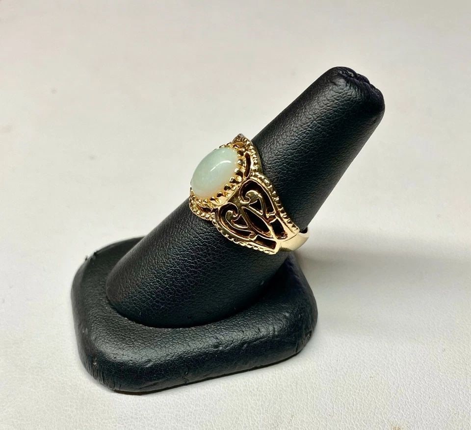 14K GOLD RING WITH 10X8MM OVAL CABOCHON CUT NATURAL OPAL (SIZE 7.75) 6.4 GRAMS: WOMEN'S VINTAGE 14K YELLOW GOLD RING WITH 10X8MM OVAL CABOCHON CUT NATURAL OPAL Women's Vintage 14k Yellow Gold Ring with 10x8mm Oval Cabochon Cut Natural Opal You are bidding on a pre-owned 14k Vinta