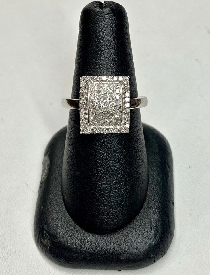 14K WHITE GOLD RING WITH 0.60CTS OF DIAMONDS SIZE: 7.25 6.2G (1 of 2)