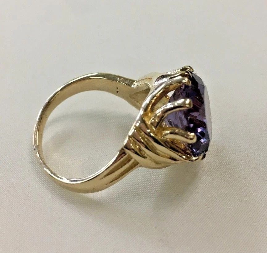 14K YELLOW GOLD RING WITH LAB-CREATED COLOR CHANGE SAPPHIRE (SIZE 6.5) 7 GRAMS: 14K YELLOW GOLD RING WITH SYNTHETIC CORUNDUM SIZE 6.5 14k Yellow Gold Ring with Synthetic Corundum You are bidding on a 14k Yellow Gold Ring with Synthetic Corundum. The ring is in good condition, but