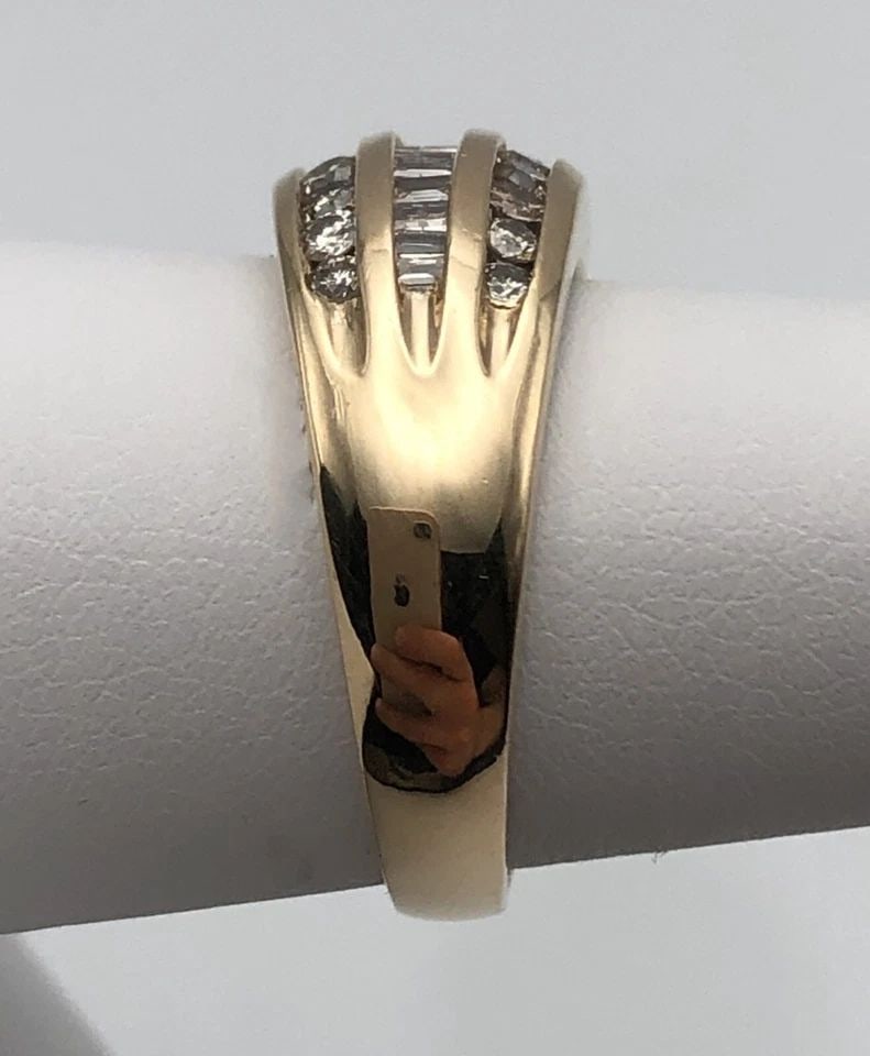 14K GOLD RING / BAND SET WITH 1.12CTS ROUND & BAGUETTE NATURAL DIAMONDS SIZE: 7: 14K GOLD RING / BAND SET WITH 1.12CTS ROUND/BAGUETTE DIAMONDS SIZE: 7 14k Gold Ring / Band set with 1.12cts of Diamonds Condition: Used, has been cleaned Material: 14k Yellow Gold Ring Size: 7 Weight: