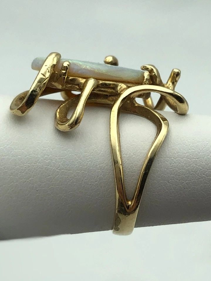 14K GOLD WIRE STYLE RING WITH 3.15CT NATURAL OPAL (SIZE: 7.5) 6.5 GRAMS: 14K GOLD WIRE STYLE RING SET WITH NATURAL OPAL SIZE: 7.5 14k Gold Wire style Ring set with Natural Opal Condition: Used Material: 14k Yellow Gold Ring Size: 7.5 Weight: 6.5 grams Top Width: 25mm Botto