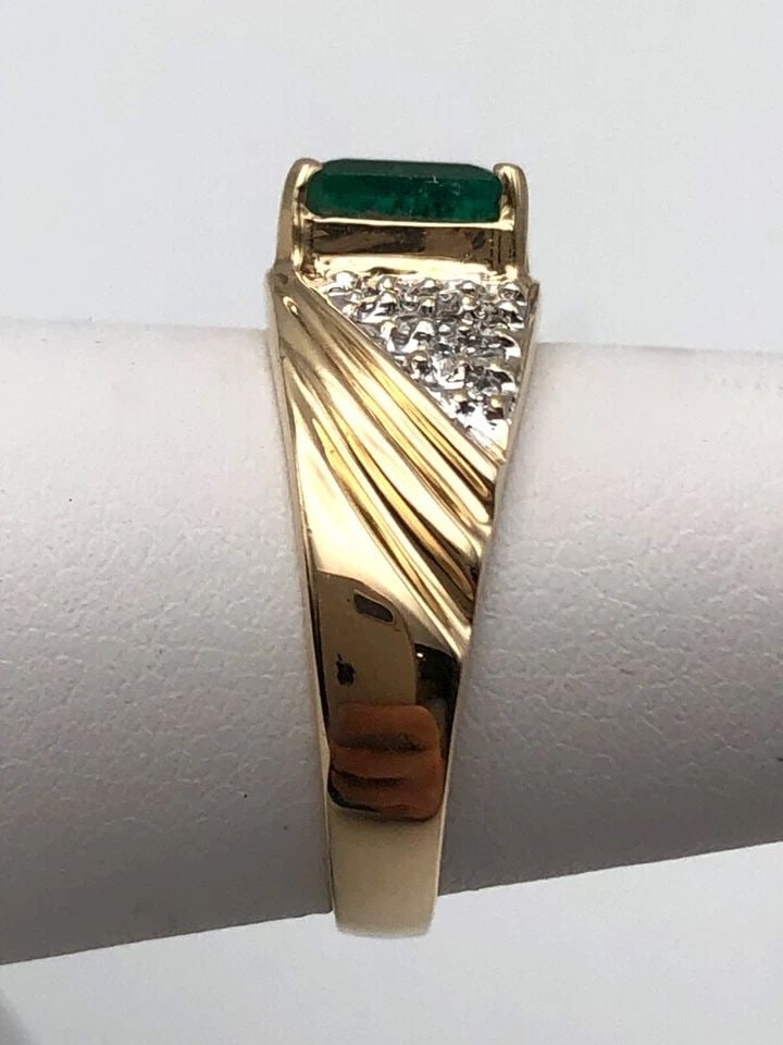 14K GOLD RING, NATURAL EMERALD AND 0.20CTS OF DIAMONDS SIZE: 6.25 3.9G (1 of 2)