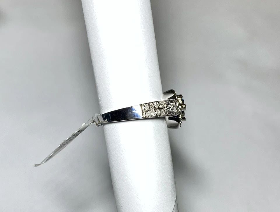 WOMEN'S 14K WHITE GOLD RING WITH 0.80CTS BLUE AND WHITE DIAMONDS (SIZE 7) 5.7G: WOMEN'S 14K WHITE GOLD RING WITH BLUE DIAMONDS AND WHITE DIAMONDS (SIZE 7) Women's 14k White Gold Ring with Blue Diamonds and 0.80CT White Diamonds (Size 7) You are bidding on a new with tags Women's 