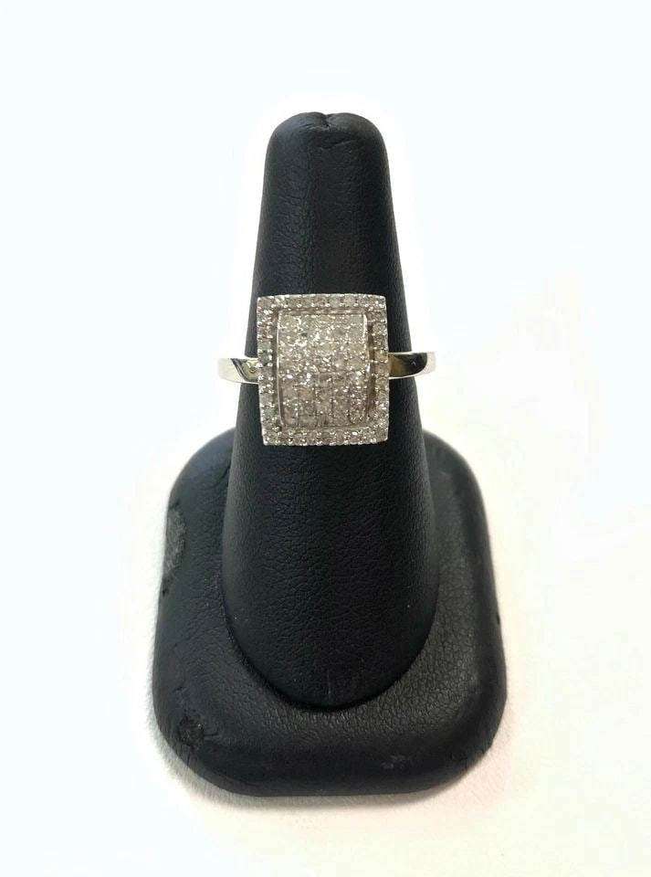14K WHITE GOLD SQUARE SHAPED RING WITH 0.60CTS OF DIAMONDS SIZE: 7.5 6.4G: WOMEN'S 14K WHITE GOLD RING WITH DIAMONDS NEW Women's 14k White Gold Ring with Diamonds NEW You are bidding on a new with defects Women's 14k White Gold Ring with Diamonds. The ring has minor scuffs a