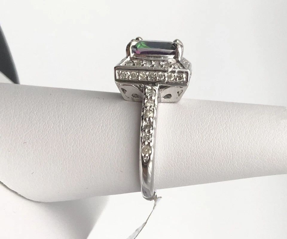 14K WHITE GOLD RING WITH MYSTIC TOPAZ AND 0.70CTW DIAMONDS (SIZE 6.75) 7.4 GRAM: 14K WHITE GOLD SQUARE HEAD MYSTIC TOPAZ AND 0.70 CARATS OF DIAMONDS SIZE: 6.75 14k White Gold Square Head Mystic Topaz and 0.70 carats of Diamonds You are bidding on a 14k White Gold Square Head Mysti