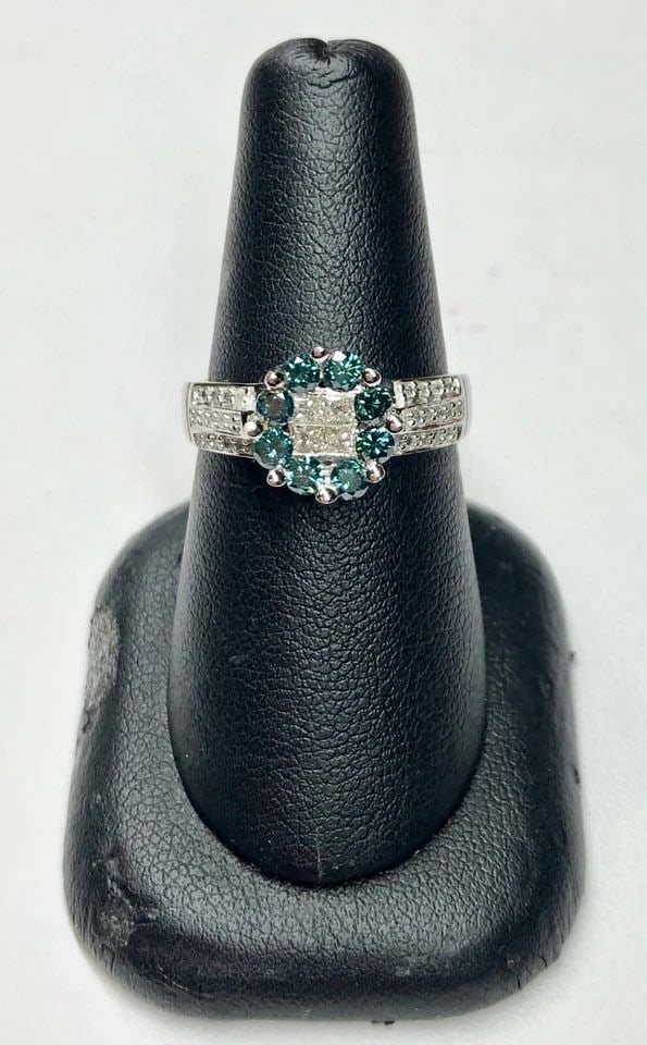 NEW 14K WHITE GOLD RING WITH 0.90CTS OF BLUE & WHITE DIAMONDS (SIZE: 7.25) 4.9G: 14K WHITE GOLD RING WITH BLUE AND WHITE DIAMONDS NEW 14k White Gold Ring with Blue and White Diamonds NEW You are bidding on a new with defects 14k White Gold Ring with Blue and White Diamonds. The ri
