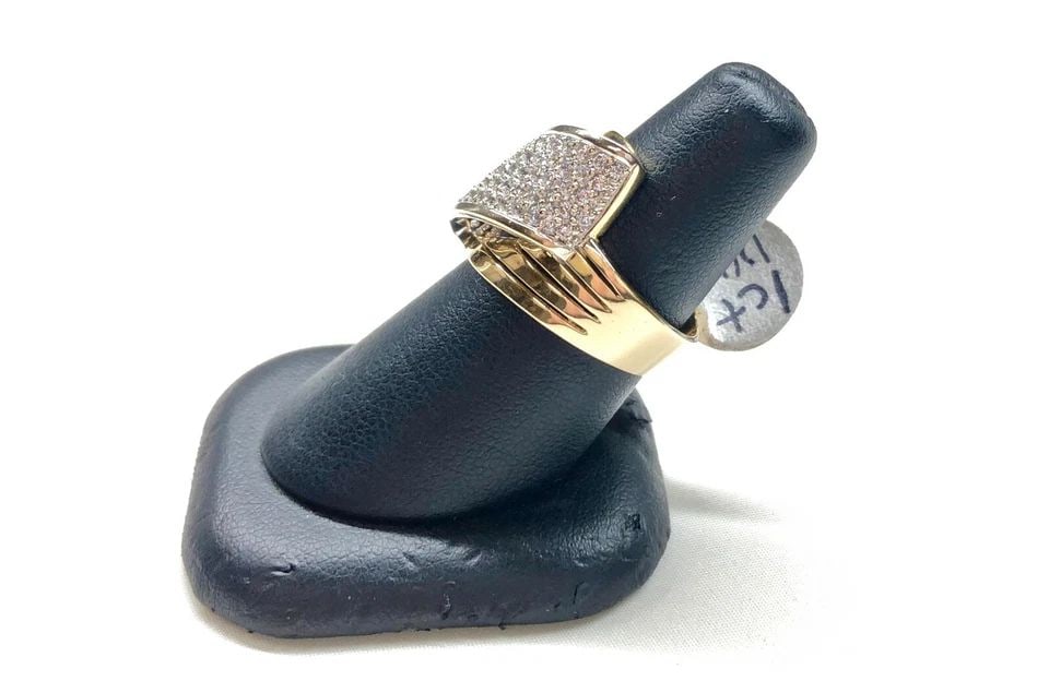 WOMEN'S 14K YELLOW GOLD RING WITH 1CTW NATURAL DIAMONDS 5.9 GRAMS: WOMEN'S 14K YELLOW GOLD RING WITH DIAMONDS Women's 14k Yellow Gold Ring with Diamonds You are bidding on a pre-owned Women's 14k Yellow Gold Ring with Diamonds. The ring has minor scuffs and scratches
