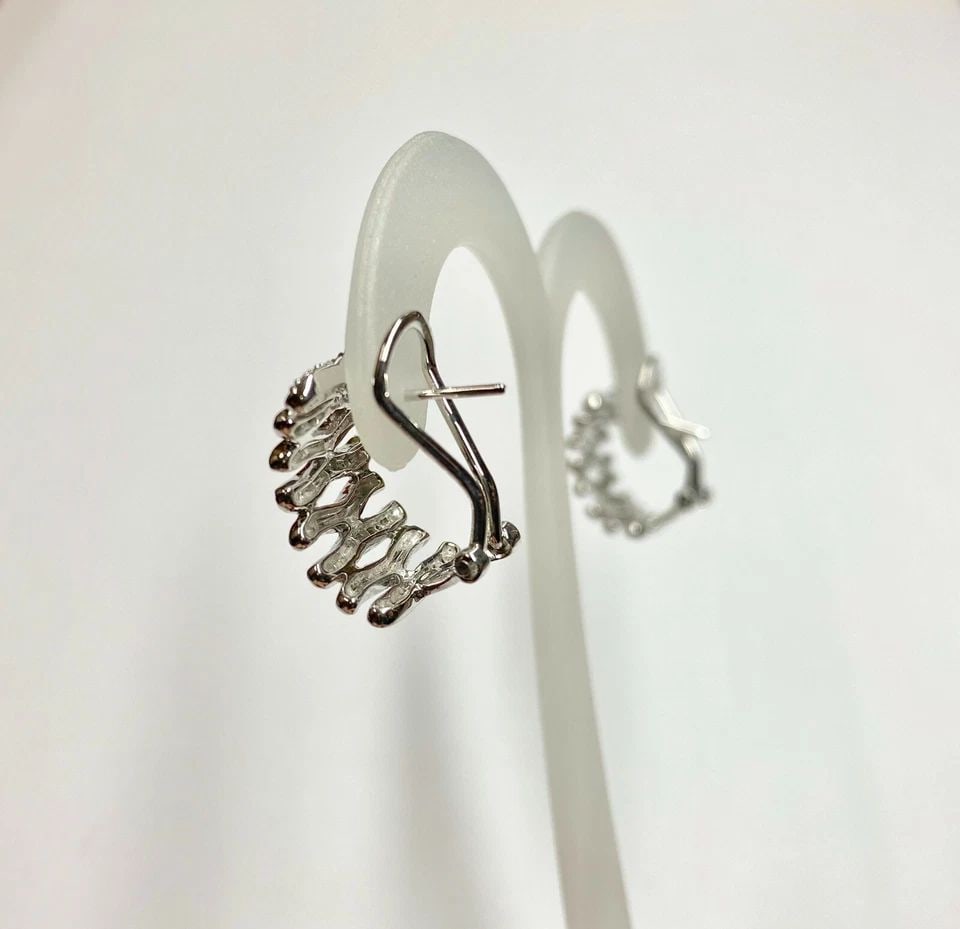 WOMEN'S 14K WHITE GOLD EARRINGS WITH 0.40CT DIAMONDS 6.4G: WOMEN'S 14K WHITE GOLD EARRINGS WITH 0.40CT DIAMONDS Women's 14k White Gold Earrings with 0.40CT Diamonds You are bidding on a new with defects Women's 14k White Gold Earrings with Diamonds. The earri