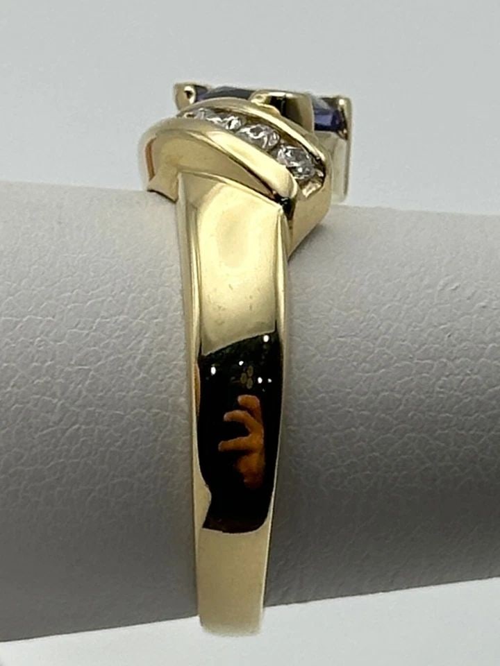 14K GOLD RING WITH 0.89CT TANZANITE AND 0.12CTW DIAMONDS (SIZE 7.75) 5.7 GRAMS: 14K GOLD RING SET WITH 0.89CT TANZANITE AND 0.12CTS OF DIAMONDS SIZE: 7.75 14k Gold Ring set with Tanzanite and 0.12cts of Diamonds Condition: Used, has been cleaned/polished Material: 14k Yellow Gold