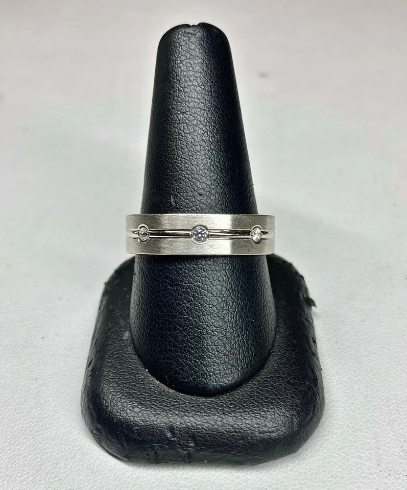 MEN'S 14K WHITE GOLD BAND WITH CUBIC ZIRCONIA STONES 6MM ( SIZE: 10 ) 8.4G (1 of 2)