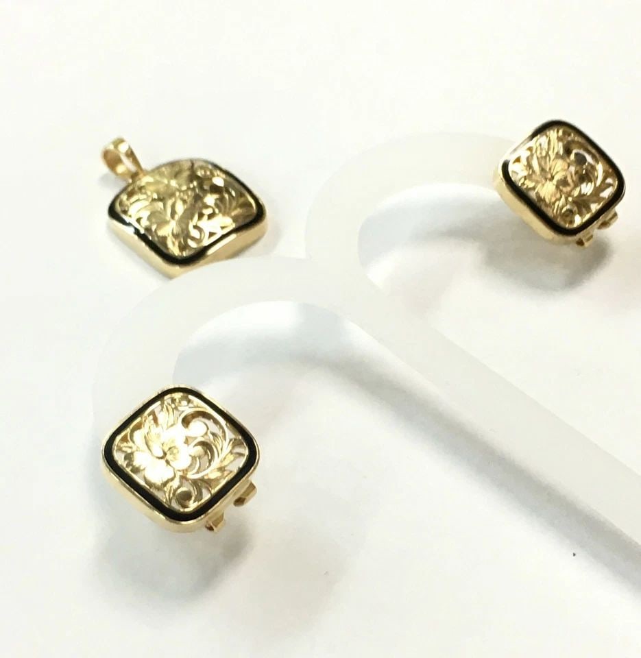 VINTAGE 14K SQUARE FLOWER DESIGN PENDANT AND EARRINGS MATCHING SET 7.6 GRAMS: Vintage 14k Square Flower Design Pendant and Earrings You are bidding on a Vintage 14k Square Flower Design Pendant and Earrings. The set has some marks on them from being used but have been cleaned b