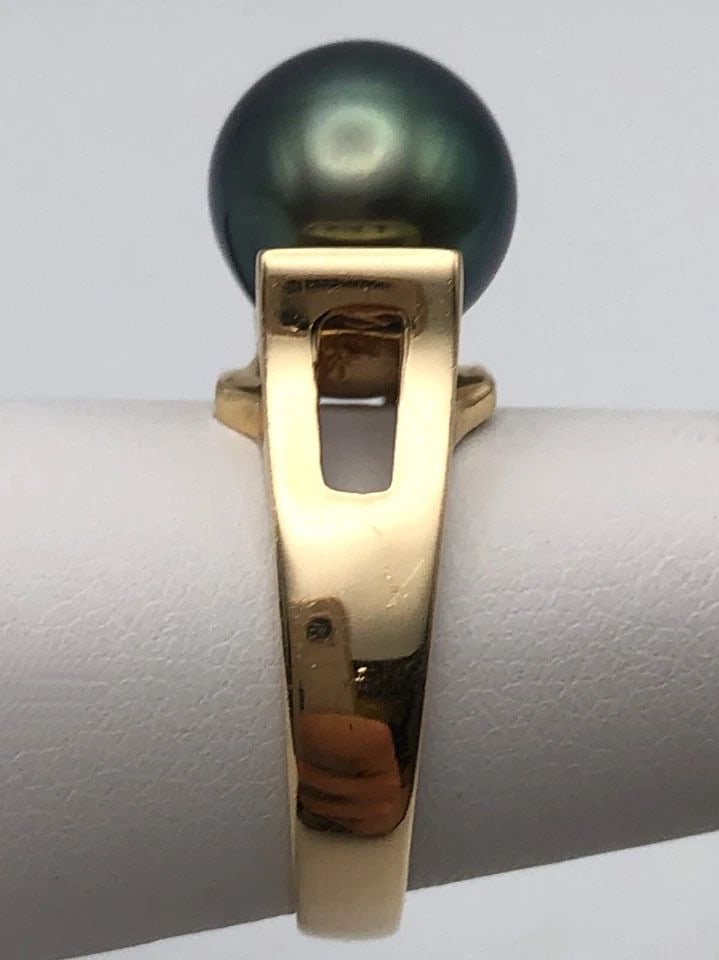 14K GOLD RING WITH CULTURED TAHITIAN PEARL AND 0.12CTS OF DIAMONDS SIZE: 7: 14K GOLD RING WITH CULTURED TAHITIAN PEARL AND 0.12CTS OF DIAMONDS SIZE: 7 14k Gold Ring with cultured Tahitian Pearl and 0.12cts of Diamonds Condition: Used Material: 14k Yellow Gold Ring Size: 7 Wei
