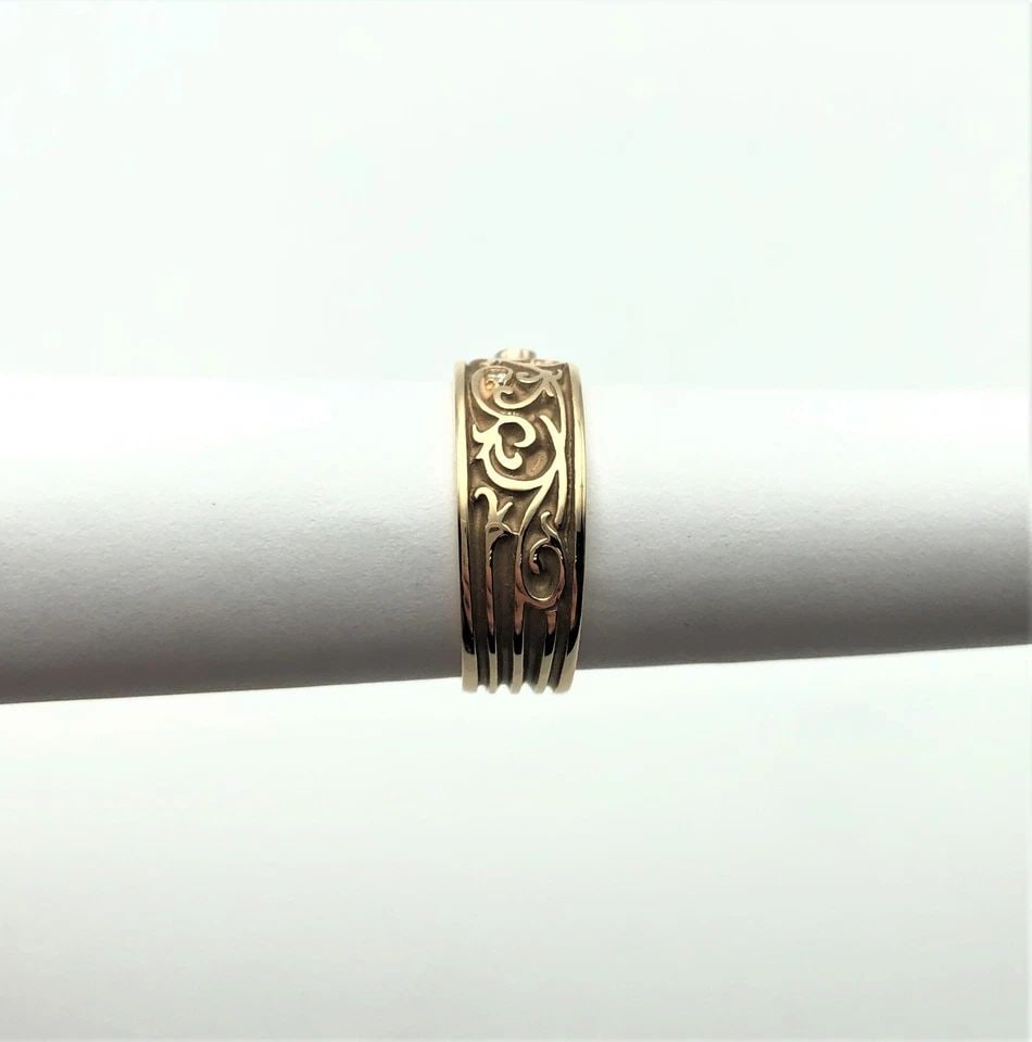 14K GOLD FLORAL BAND DESIGN WITH DIAMONDS (SIZE: 7.25) 6.6 GRAMS: 14K GOLD FLORAL BAND DESIGN WITH DIAMONDS (SIZE: 7.25) 14k Gold Floral Band Design with Diamonds You are bidding on a 14k Gold Floral Band Design with Diamonds. The piece has been fully checked cleane
