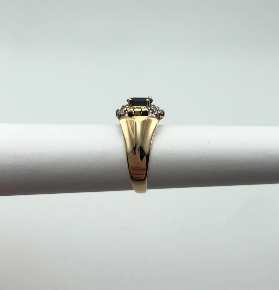 14K GOLD RING WITH NATURAL 1.1CT SAPPHIRE AND 0.25CTS DIAMONDS (SIZE: 6.5) 4.9G: 14K GOLD RING WITH DIAMONDS AND CENTER NATURAL OVAL SAPPHIRE (SIZE: 6.5) 14k Gold Ring with Diamonds and center Natural Oval Sapphire You are bidding on a 14k Gold Ring with Diamonds and center Natura
