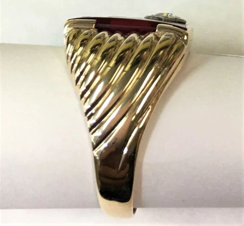 10K MASONIC RING WITH SYNTHETIC RUBY AND A NATURAL DIAMOND (SIZE: 11.75) 7.8GRAM (1 of 2)