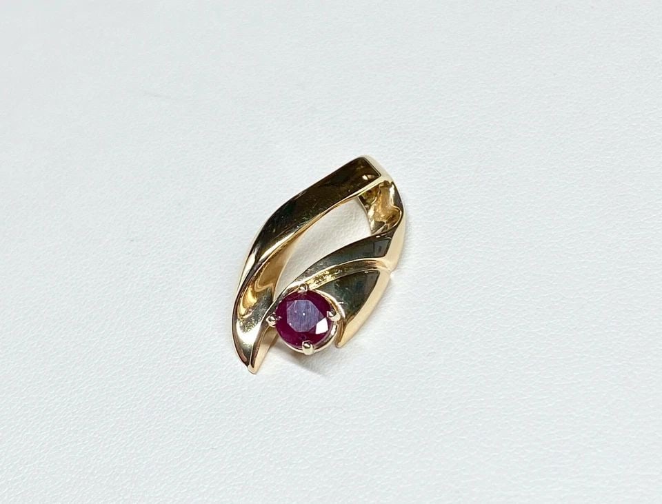 14K YELLOW GOLD PENDANT WITH 5.75MM ROUND FACETED NATURAL RUBY 5.3 GRAMS: WOMEN'S 14K YELLOW GOLD PENDANT WITH 5.75MM ROUND FACETED NATURAL RUBY Women's 14k Yellow Gold Pendant with 5.75mm Round Faceted Natural Ruby You are bidding on a pre-owned Women's 14k Yellow Gold Pen