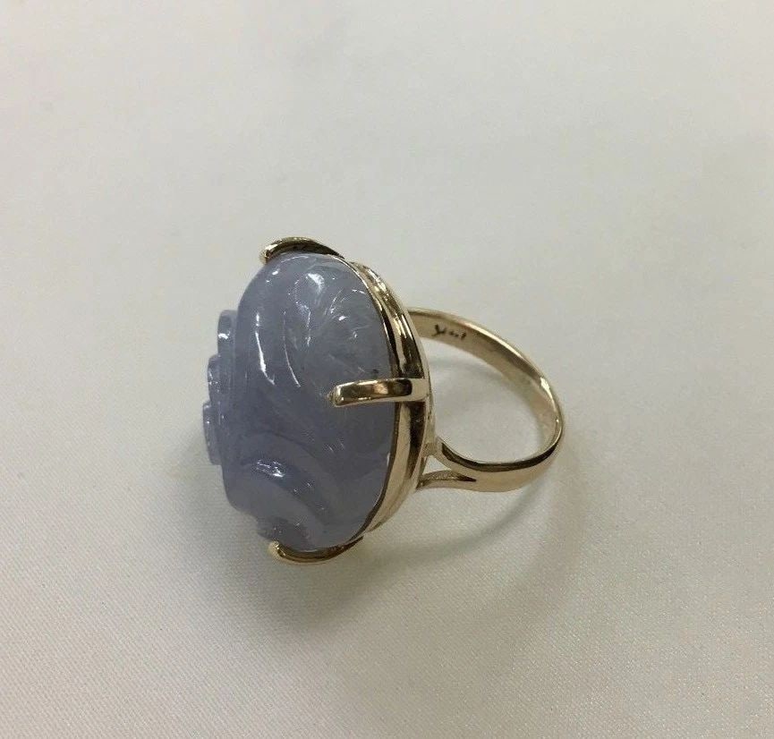 14K YELLOW GOLD RING WITH HAND CARVED LAVENDER JADEITE SIZE: 5.5 7.8G: 14K YELLOW GOLD RING WITH LAVENDER JADEITE SIZE 5.5 14k Yellow Gold Ring with Lavender Jadeite size (5.5) You are bidding on a 14k Yellow Gold Ring with Lavender Jadeite size (5.5). There are few mino