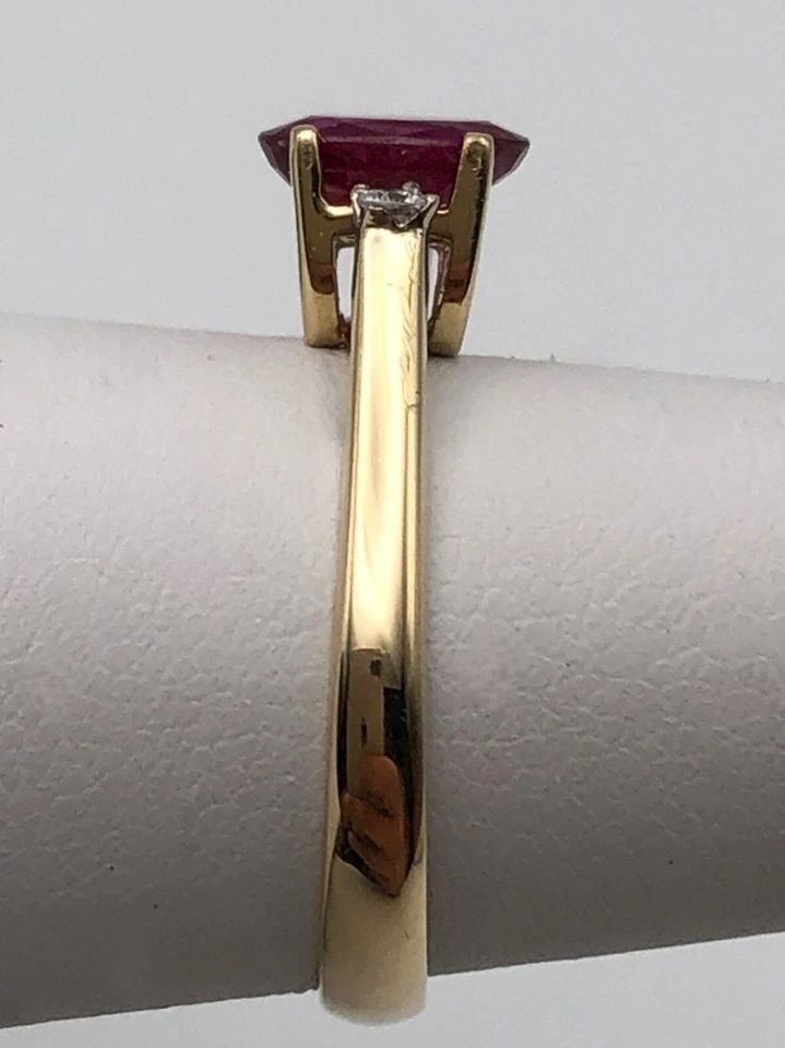 14K GOLD RING CENTER NATURAL RUBY, AND 0.04CTS OF DIAMONDS SIZE: 5.5 2.1G: 14K GOLD RING CENTER NATURAL RUBY, AND 0.04CTS OF DIAMONDS SIZE: 5.5 14k Gold Ring center Natural Ruby, and 0.04cts of Diamonds Condition: Light Used, out on display Material: 14k Yellow Gold Ring Siz