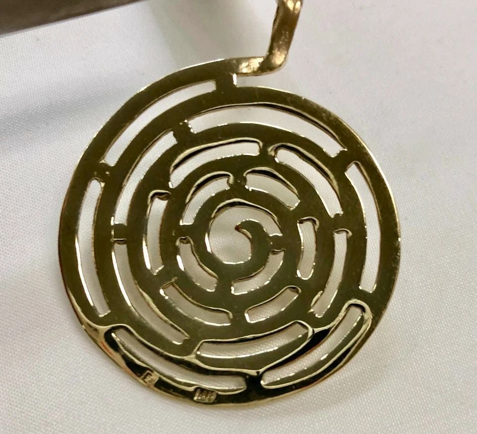 NEW 14K YELLOW GOLD FANCY SWIRL PENDANT VERY UNIQUE ( 6.2 GRAMS ): NEW 14K GOLD FANCY SWIRL PENDANT New 14K Gold Fancy Swirl Pendant You are bidding on a brand new 14k Gold Fancy Swirl Pendant. The the pendant is in great condition. It is approx 32mm wide, 42mm long 