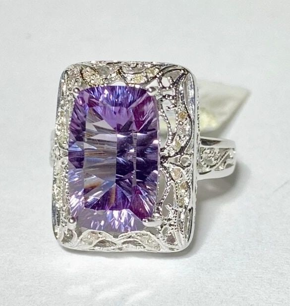 NEW 14K WHITE GOLD RING WITH PURPLE LAB-CREATED SAPPHIRE, DIAMONDS (SIZE 7) 7G: Women's 14k White Gold Ring with purple lab-created sapphire and 0.15CTS Diamonds (Size 7) You are bidding on a new with imperfections Women's 14k White Gold Ring with purple lab-created sapphire and 