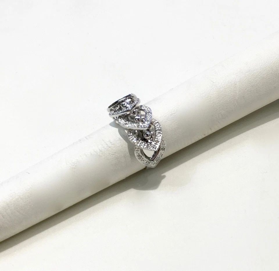 NEW 14K WHITE GOLD RING WITH HEARTS AND 0.14CTW DIAMONDS (SIZE 7) 7 GRAMS: 14K WHITE GOLD RING WITH HEARTS AND DIAMONDS SIZE: 7 14k White Gold Ring with Hearts and Diamonds You are bidding on a 14k White Gold Ring with Hearts and Diamonds. There are few minor scratches on th