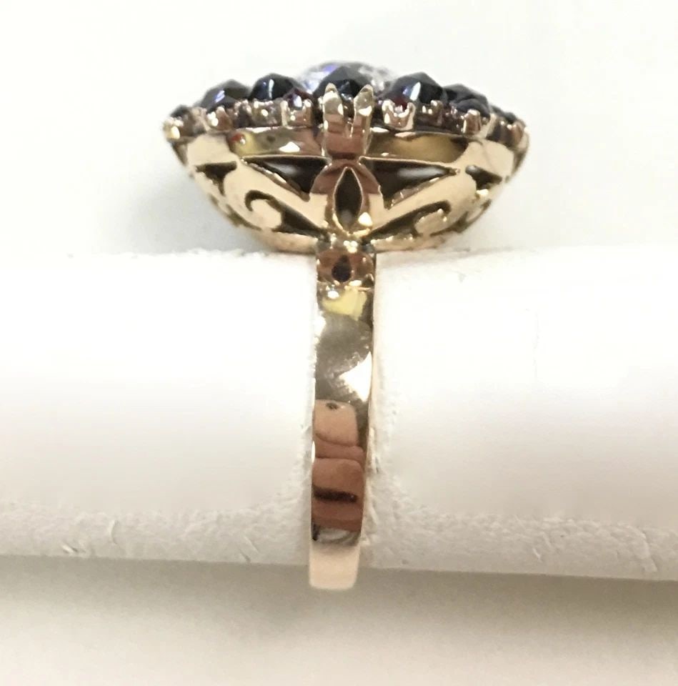 18K GOLD RING, GARNET CLUSTER, CENTER CUBIC ZIRCONIA ( SIZE: 5.5 ) 6G: 18K GARNET CLUSTER RING WITH CZ CENTER STONE SIZE: 5.5 18k Garnet Cluster Ring with CZ Center Stone You are bidding on a 18k Garnet Cluster Ring with CZ Center Stone. There are a few minor scratches o
