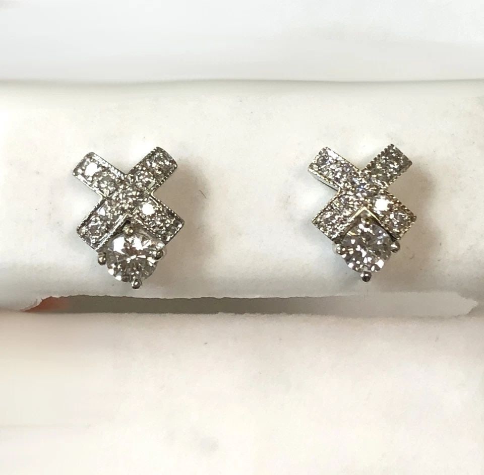 18K WHITE / YELLOW GOLD CROSS EARRINGS, 0.52CTS OF VS DIAMONDS ( 2.6G ): 18K 2 TONE WHITE/YELLOW GOLD CROSS PUSH BACK EARRINGS WITH 0.52CTS VS DIAMONDS 18k 2 tone White/Yellow Gold Cross push back Earrings with 0.52cts VS Diamonds You are bidding on a 18k 2 tone White/Yell