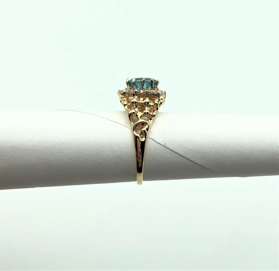 14K GOLD RING WITH OVAL BLUE TOPAZ AND 0.68CTW DIAMONDS (SIZE 7) 5.9 GRAM: 14K GOLD RING WITH OVAL BLUE TOPAZ AND DIAMONDS (SIZE: 7) 14k Gold Ring with Oval Blue Topaz and Diamonds You are bidding on a 14k Gold Ring with Oval Blue Topaz and Diamonds. The ring has been fully 